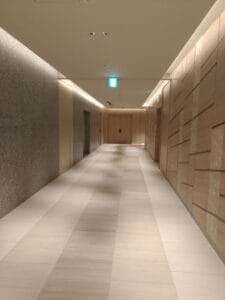 Sistem Raised Floor Modular untuk Gedung Kantor Modern